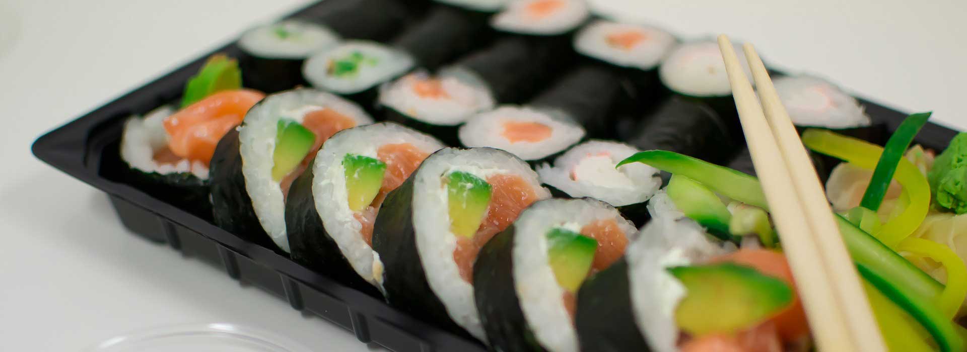 Varios sushi en una bandeja para llevar
